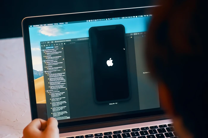 מסך מחשב עם סימולטור iPhone שמציג את לוגו Apple במהלך אתחול